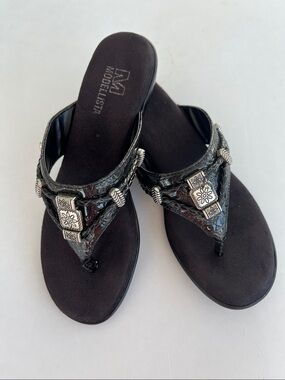 MODELLISTA  Black Embossed Thong Sandals with Decorative
Metal Accent SZ: 5M